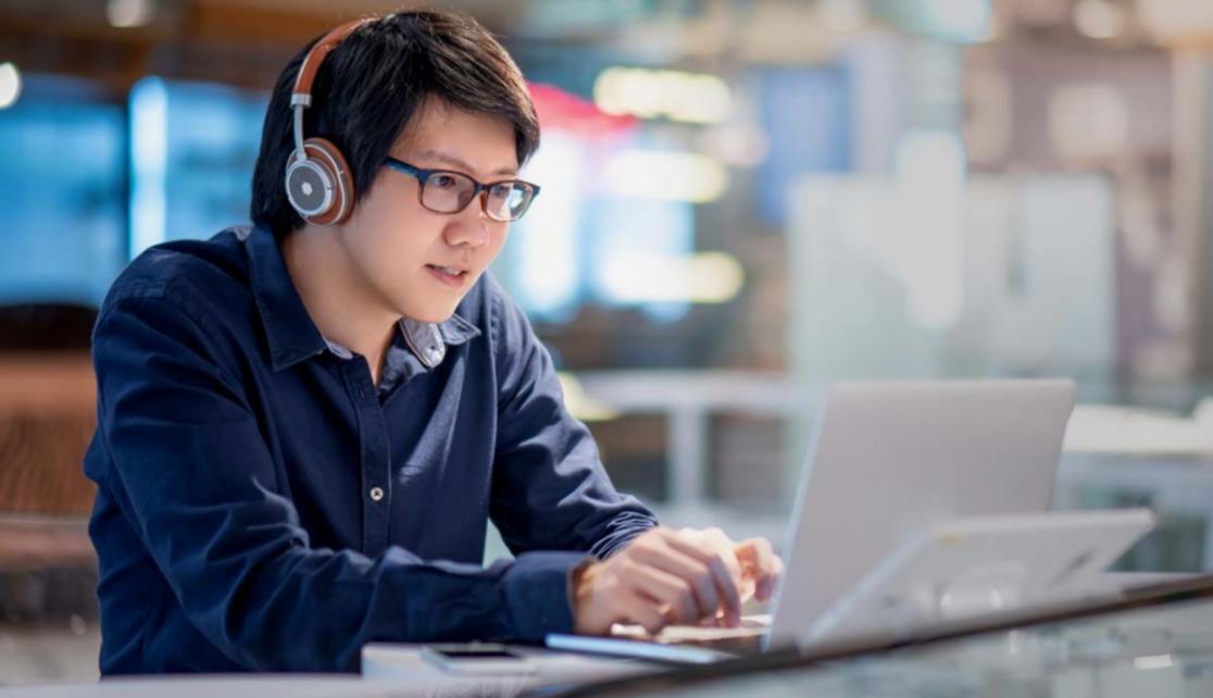 Студенты из разных стран работают над заданиями на онлайн-платформе